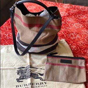 Med. Burberry Ashby Canvas & Leather Hobo